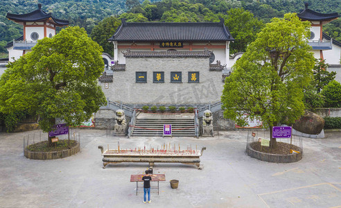 城市中午广西南宁横市南山寺庙景区无人机摄影图配图