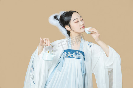 汉风摄影照片_汉服国潮复兴白天汉服美女室内倒茶摄影图配图