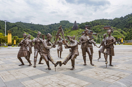 城市中午三江广场人物侗族雕像广场在拍摄摄影图配图