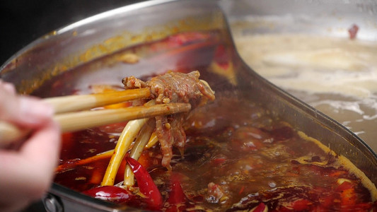 涮火锅摄影照片_火锅鸳鸯锅涮牛肉夏日美食麻辣火锅