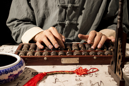 老算盘神算手古代算盘记账账房场景实拍摄影图配图