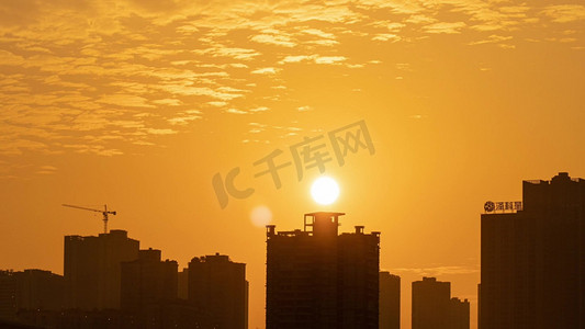 后羿射太阳摄影照片_清晨太阳从楼房后升起城市日出