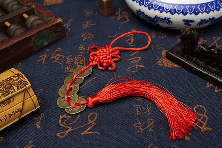 中国传统文化白天一大铜钱账房静物摆拍摄影图配图