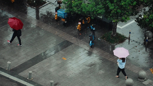 雨中撑伞的行人下大雨雨天场景实拍