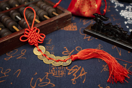 中国传统文化古代铜钱室内静物摆拍摄影图配图