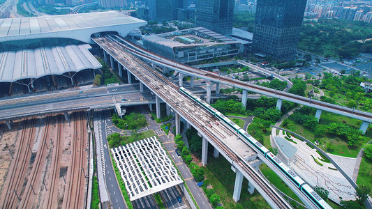 深圳交通摄影照片_行驶在高架桥上的深圳地铁列车