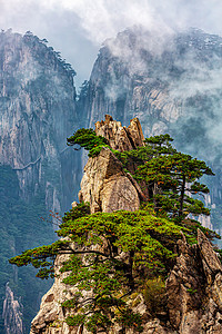 黄山古诗摄影照片_家庭出游中午山峰山区摇动摄影图配图