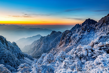 logo晨曦摄影照片_冬天旅游晨曦山峰山区摇动摄影图配图