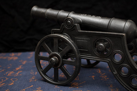 四大发明之一古代火药大炮兵器库静物摆拍摄影图配图