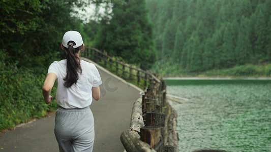 朝气美女女生湖边跑步人物背影运动