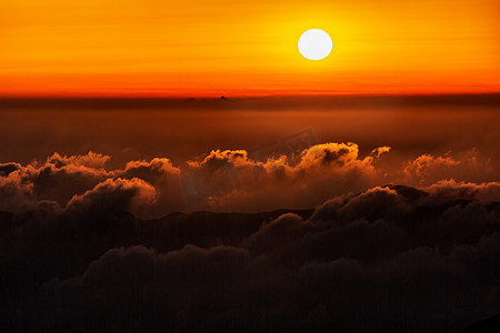 冬天凌晨太阳天空飘动摄影图配图