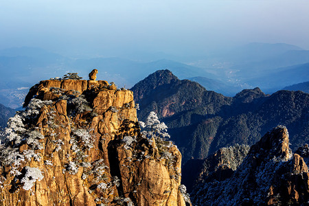 晨曦摄影照片_冬天旅行晨曦山峰山区摇动摄影图配图