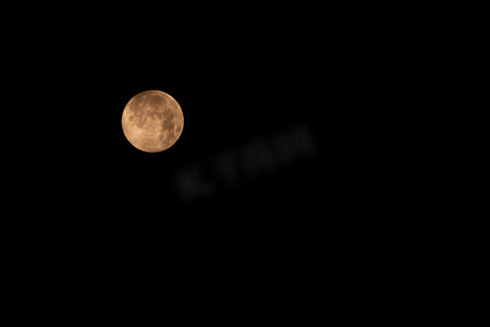 晚上月亮摄影照片_节日夜晚月亮天空移动摄影图配图