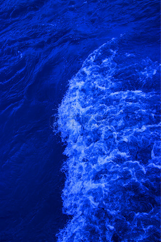 克莱因蓝背景图片_克莱因蓝大海蓝色极简潮流