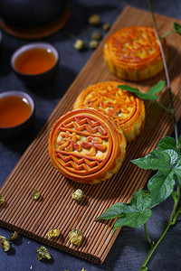 月饼特写摄影照片_美食中秋豆沙月饼月饼特写摄影图配图