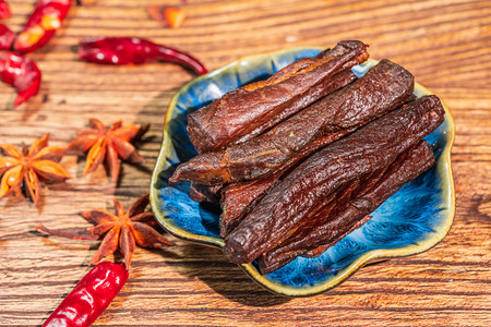 美味肉干摄影照片_零食白天牛肉干室内美味摄影图配图