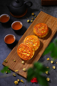 中国中秋团圆摄影照片_美食中秋月饼餐饮美食传统摄影图配图