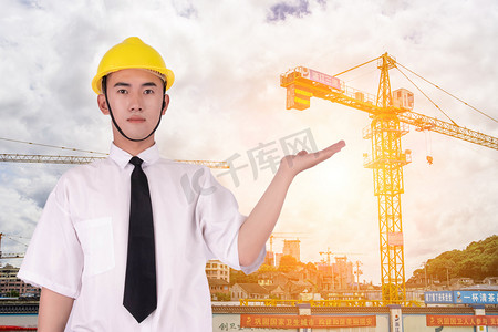 科技建筑工程师白天男士室内安全帽摄影图配图男性 合成 工地  工人 吊车 装束 职业 人像