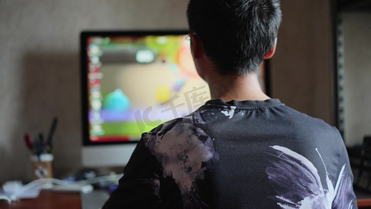 青少年男生打游戏玩电脑游戏背影
