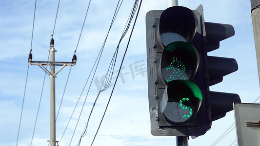 路口右转摄影照片_夏季交通红灯绿灯红灯交通路口