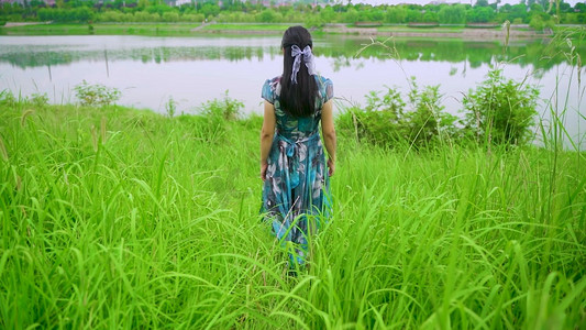 女孩走路摄影照片_美女走路背影裙摆唯美女孩子女人美人女性背影