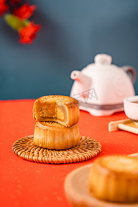 月饼美食蛋黄莲蓉中秋食品摄影图配图