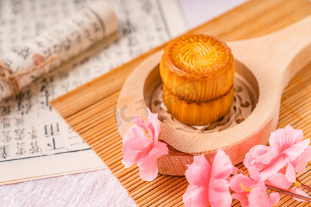 传统节日中秋节美食月饼摄影图配图