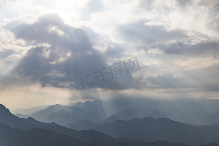 耶稣诞生日摄影照片_光芒万丈下午耶稣光牵牛岗照耀摄影图配图