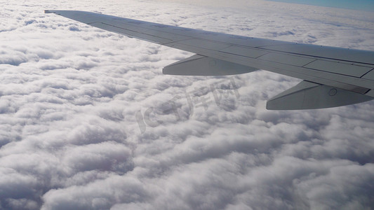 高空飞行的机翼侧翼