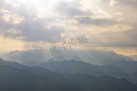 耶稣慈悲摄影照片_光芒大地下午耶稣光牵牛岗照耀摄影图配图