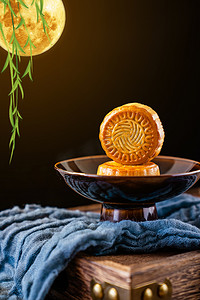 蛋黄月饼摄影照片_中秋节传统美食食品月饼摄影图配图