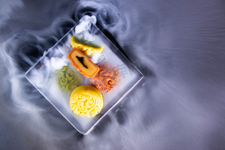 中秋节彩色月饼室内传统节日摄影图配图