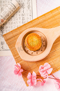 中秋食品摄影照片_月饼美食传统节日中秋食品摄影图配图