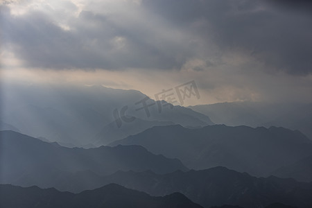 牵牛岗佛光下午大山牵牛岗照射摄影图配图