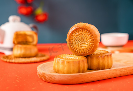 莲蓉月饼摄影照片_传统节日中秋美食月饼食品摄影图配图