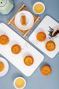 八月十五月饼摄影照片_美食中秋节月饼茶室内盘子上摄影图配图
