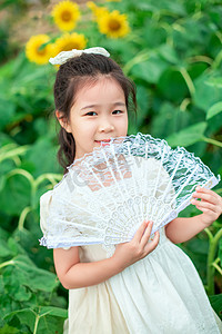 儿童围挡摄影照片_人物夏天女孩户外用扇子挡脸摄影图配图