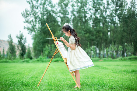 六一儿童节北京摄影照片_人物形象夏天女童户外画画摄影图配图