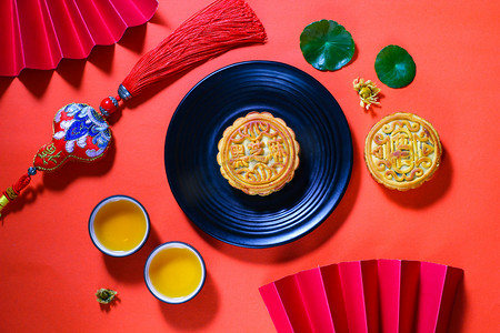 中秋月饼元素摄影照片_美食中秋月饼黑芝麻月饼中国元素摄影图配图