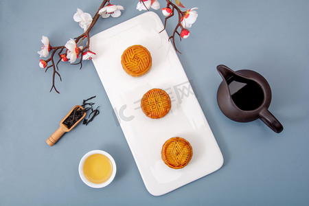 传统日式花朵图案摄影照片_美食白日月饼茶室内摆放摄影图配图