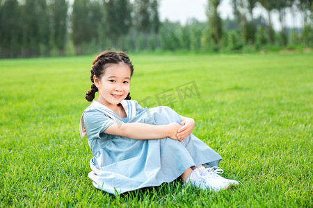 暑假出行计划表摄影照片_人物形象白天女童草地坐着摄影图配图