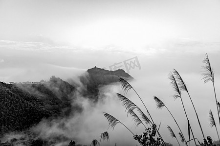 水墨风格摄影照片_水墨风格清晨山峰山区流动摄影图配图