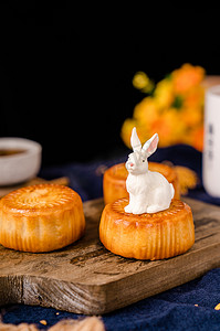 中秋佳节兔子摄影照片_中秋节食品传统美食月饼摄影图配图