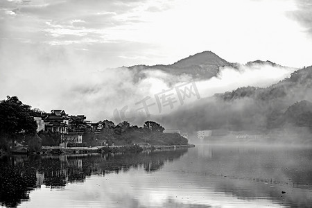 水墨风景天亮村庄水边流动摄影图配图