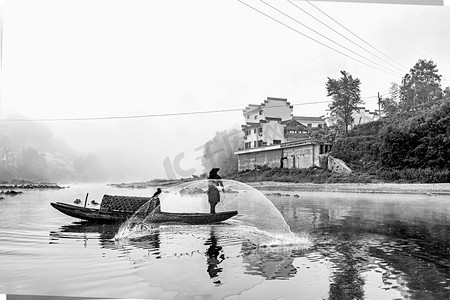 黑白中午渔船水边流动摄影图配图