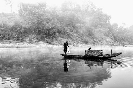 水墨画摄影照片_黑白上午渔船水边流动摄影图配图