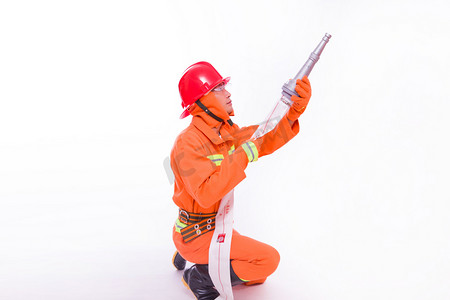 救火摄影照片_救援安全消防员高压水枪危险摄影图配图
