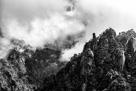 黄山水墨画摄影照片_黑白风光早上山峰山区流动摄影图配图