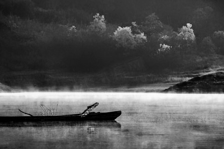 黑白风格白天木船水边流动摄影图配图