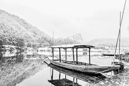 水墨国画风景摄影照片_国画风格清晨渔船水边流动摄影图配图